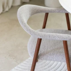 Ygo Armstoel COLETTE Monza Beige - Poot Walnoot| Stoelen